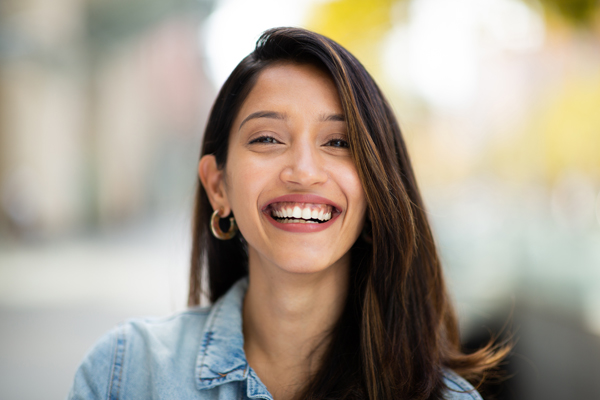 Ask A Cosmetic Dentist: Can I Whiten My Teeth Effectively At Home?
